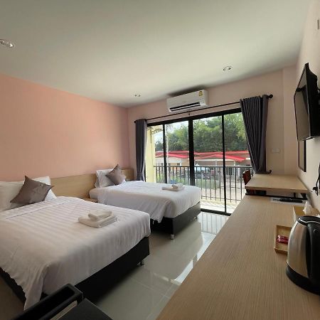 โรงแรมนิยม เอสทีเอ็น 2 - Niyom Stn 2 Hotel Ban Phue Zewnętrze zdjęcie