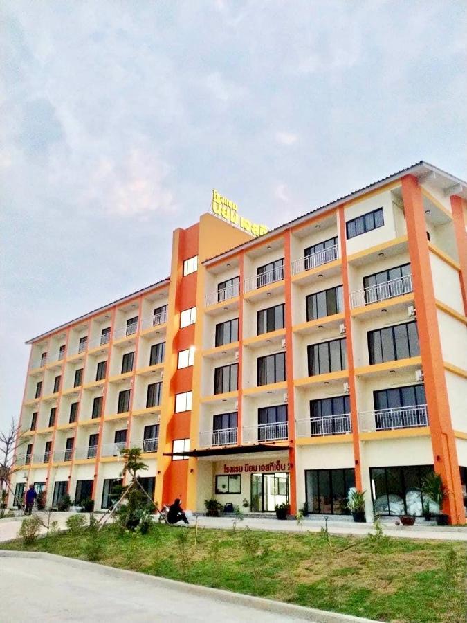 โรงแรมนิยม เอสทีเอ็น 2 - Niyom Stn 2 Hotel Ban Phue Zewnętrze zdjęcie